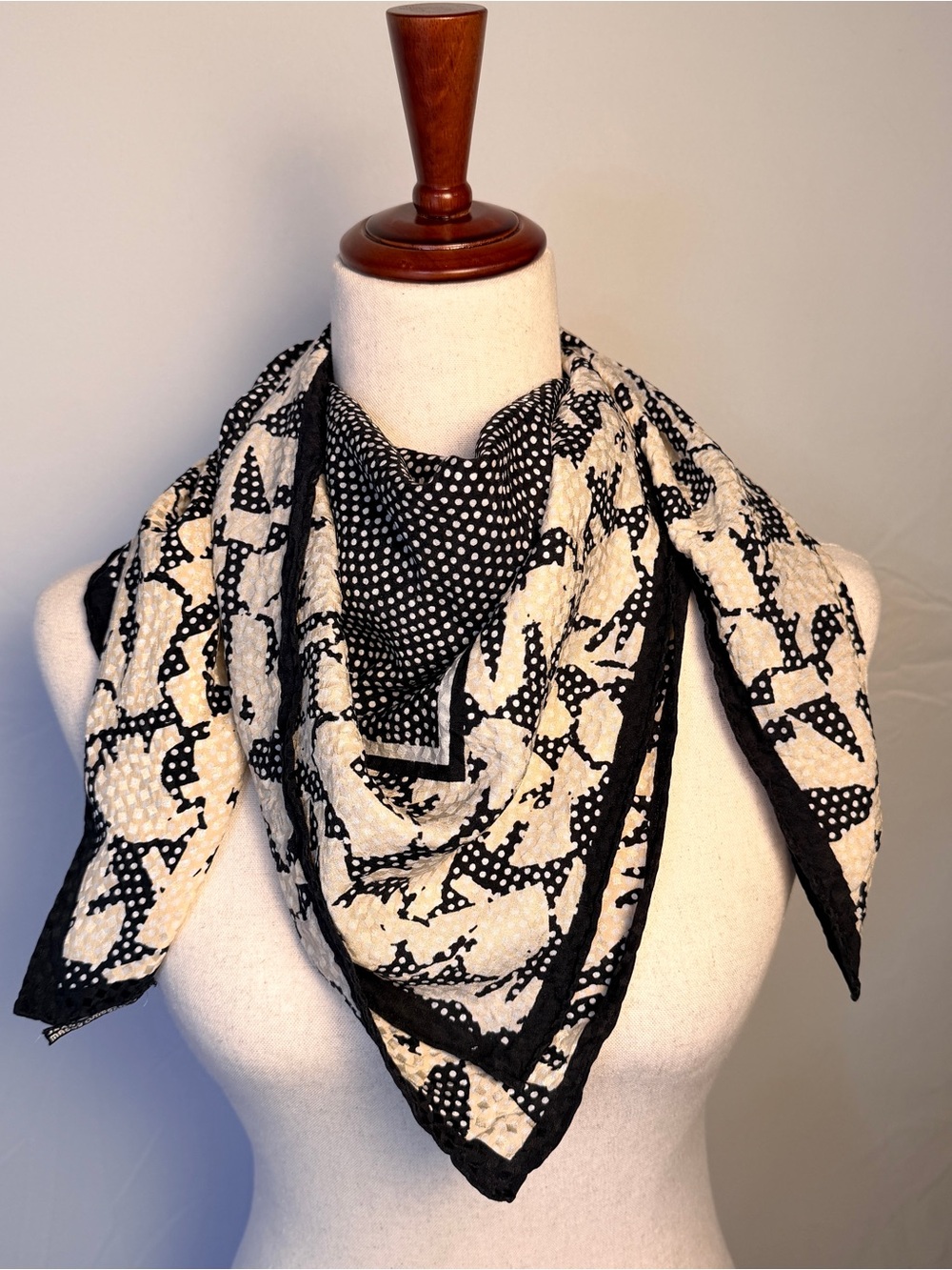 Maggy‎ London luxurious Black & Cream Patterned Scarf Wrap 100% Silk, LUX